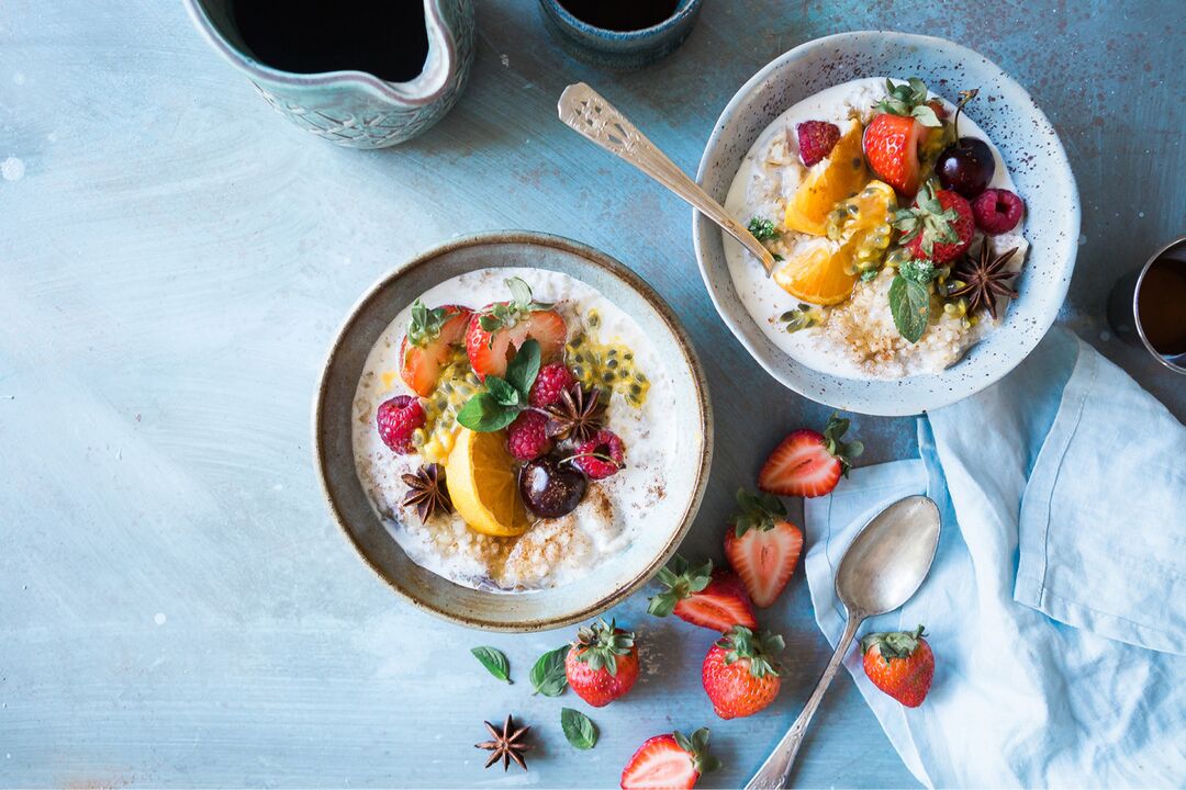 Porridge di frutta a colazione nella dieta mediterranea