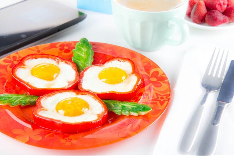 Uova fritte al peperone - un piatto sostanzioso nel menu dietetico delle uova