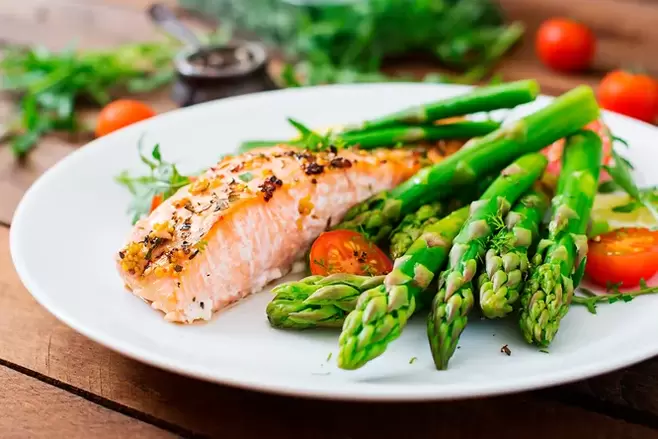 salmone con asparagi a dieta priva di carboidrati